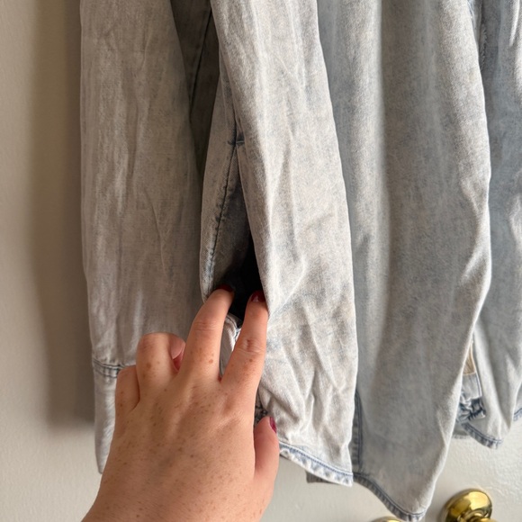 We The Free Tuck Denim Shirt Women’s Size Medium Oversized Fit Faded Blue - Picture 8 of 15